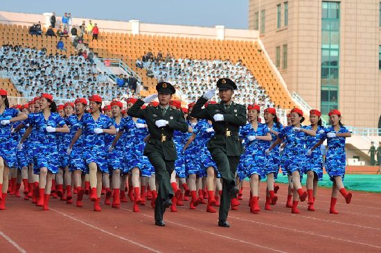 青島軍訓大閱兵:女生海藍短裙紅貝雷帽風姿迷人