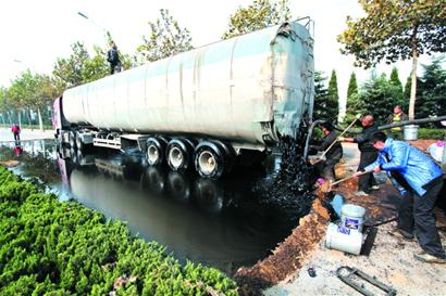 青島2油罐車追尾10噸原油泄露 路變百米黑河