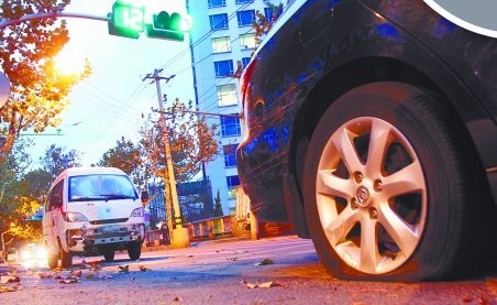 兩車(chē)追尾涉酒駕 微面逃逸爆胎車(chē)狂追三里