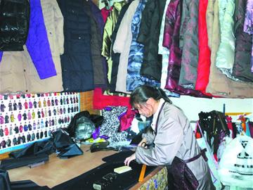 手工羽絨服暢銷(xiāo)1件僅300元 花色面料自挑