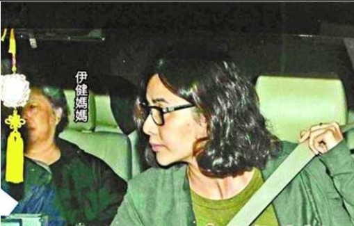 鄭伊健否認(rèn)婚訊 對(duì)蒙嘉慧手上戒指不知情