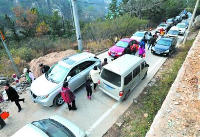 北九水景區(qū)道路施工 30輛車(chē)被堵半山腰