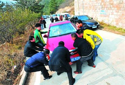 北九水景區(qū)道路施工 30輛車(chē)被堵半山腰