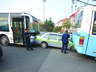 電車(chē)翹辮子引追尾 出租車(chē)被擠成夾心餡餅