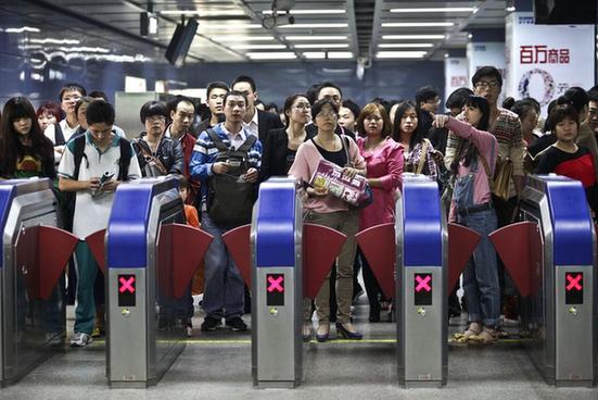 廣州地鐵故障 乘客自行開車門隧道中摸黑出站