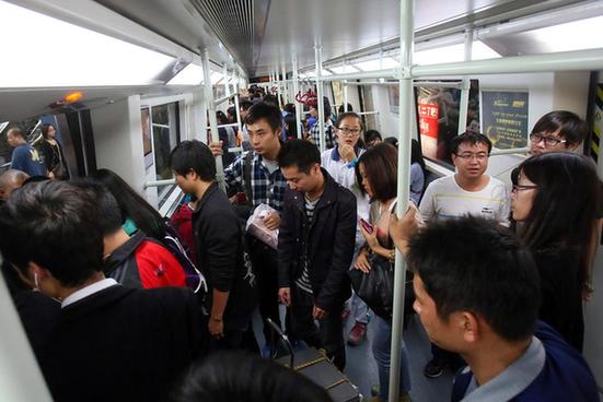 廣州地鐵故障 乘客自行開車門隧道中摸黑出站