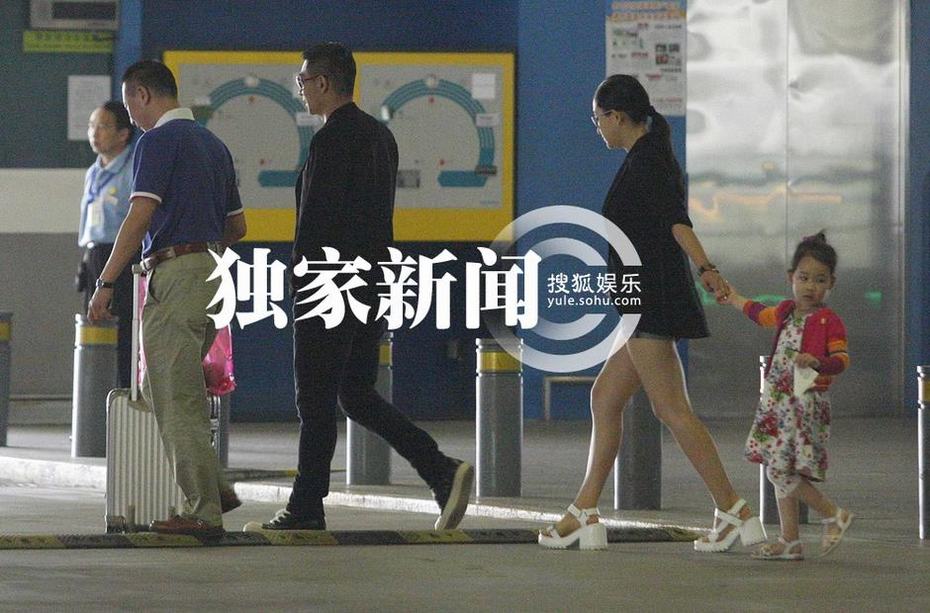 趙文卓攜妻帶女現(xiàn)身機(jī)場 妻子熱褲秀長腿女兒可愛近照曝光