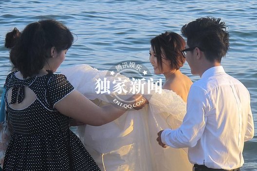 金志文豪華婚禮現(xiàn)場 新人抵海邊拍婚紗照