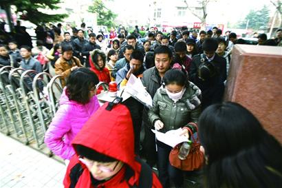 兩萬考生青島戰(zhàn)國考 國稅海關(guān)最熱