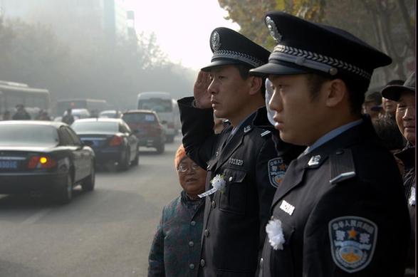 #（晚報）（4）山東辦案遇襲殉職民警黃升追悼會在徐州舉行