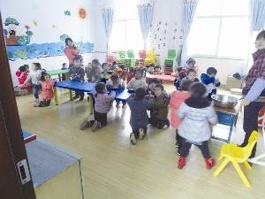 幼兒園孩子跪著吃飯 園方稱(chēng)怕?tīng)C著孩子（圖）