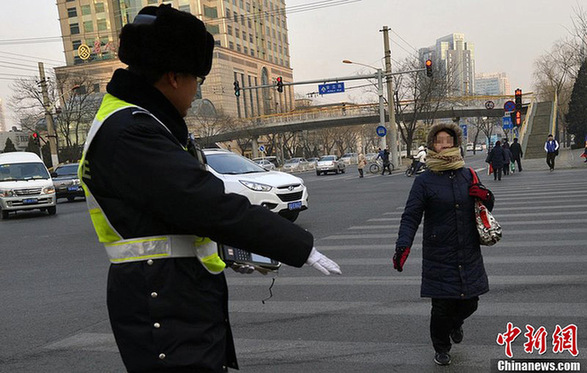 “中國式過馬路”吃罰單