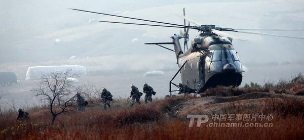 資料圖：南京軍區(qū)機降部隊投入戰(zhàn)斗。