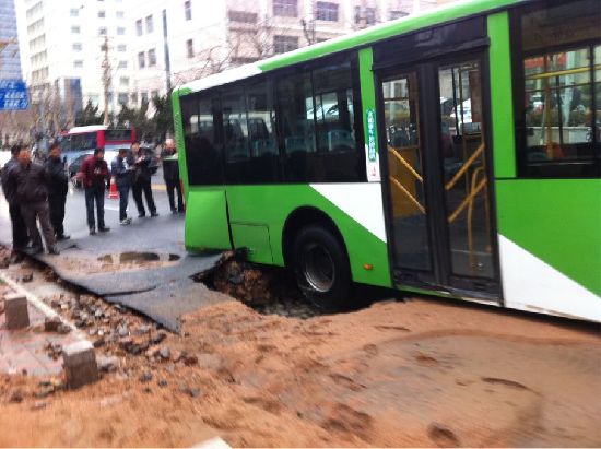 延安三路地陷公交陷地坑 吊車急救