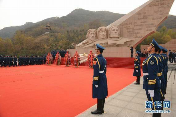 資料圖：中國空軍官兵瞻仰空軍英雄紀念墻。