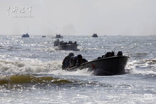 中國(guó)海軍演練越海作戰(zhàn) 陸戰(zhàn)隊(duì)實(shí)施搶灘登陸。