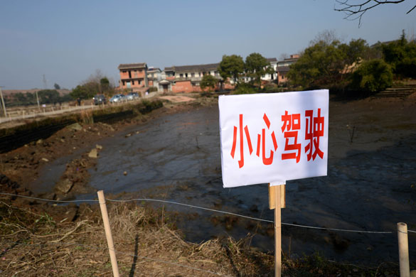 貴溪市交通部門在事故現(xiàn)場(chǎng)設(shè)置了“小心駕駛”警示牌（2012年12月25日攝）。 攝影：新華社記者 周科