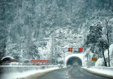 白雪覆蓋的雅西高速泥巴山隧道。張磊攝