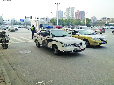 大圖為交警在事發(fā)現(xiàn)場，小圖為賣椰奶的面包車。視頻截圖