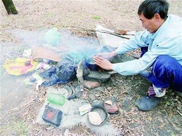 青島帳篷哥小樹林里住一年 撿東西吃拒絕救助