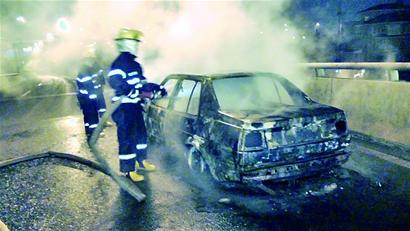 撞上護欄，惹“火”小轎車