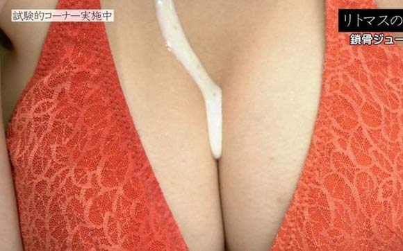 半裸美女鎖骨上倒牛奶 流到乳溝被猥瑣男吸走