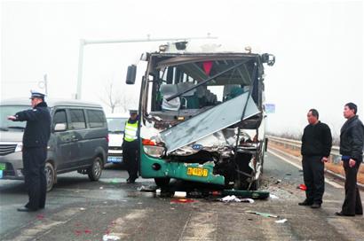 霧打霧撞，客車追尾26人傷