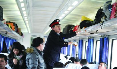 春運列車員:除夕餐車包餃子過年 沒親人陪沒春晚看