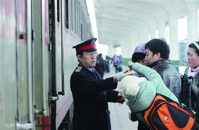 春運(yùn)列車員:除夕餐車包餃子過年 沒親人陪沒春晚看