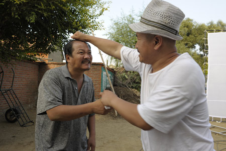 《鄉(xiāng)村愛情》里的演員都是本山傳媒集團(tuán)下的演員，是本山的弟子