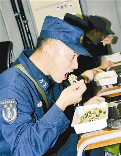 “青島”艦上的官兵在戰(zhàn)位上吃野戰(zhàn)快餐。解放軍報(bào) 記者 米晉國攝