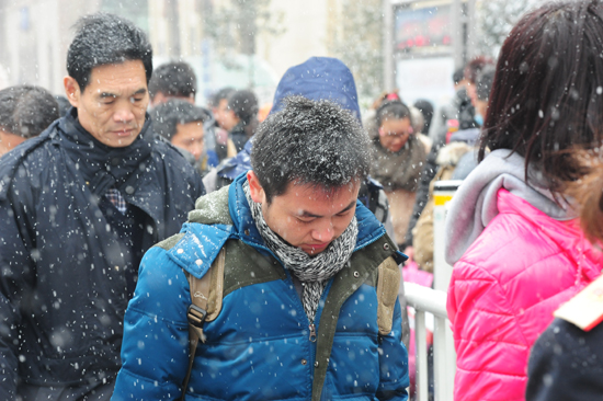 風(fēng)雪難阻歸家路 實拍大雪中的春運