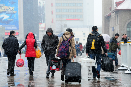 風(fēng)雪難阻歸家路 實拍大雪中的春運