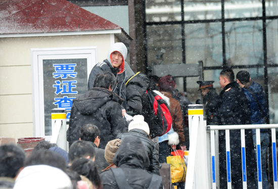 風(fēng)雪難阻歸家路 實拍大雪中的春運