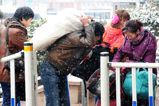 風(fēng)雪難阻歸家路 實拍大雪中的春運