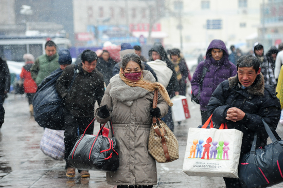 風(fēng)雪難阻歸家路 實拍大雪中的春運