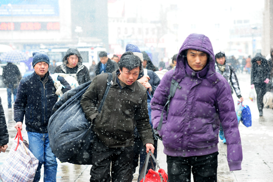 風(fēng)雪難阻歸家路 實拍大雪中的春運