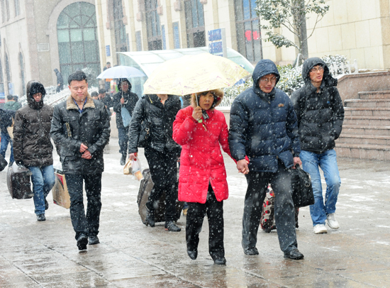 風(fēng)雪難阻歸家路 實(shí)拍大雪中的春運(yùn)