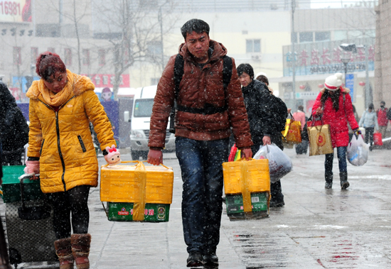 風雪難阻歸家路 實拍大雪中的春運