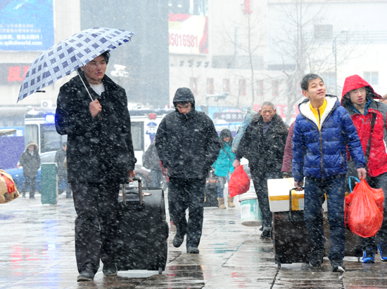 風雪難阻歸家路 實拍大雪中的春運