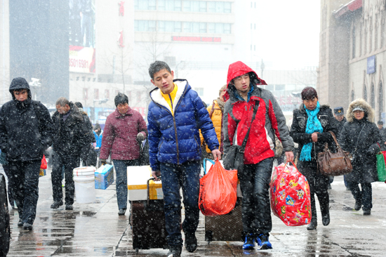 風雪難阻歸家路 實拍大雪中的春運