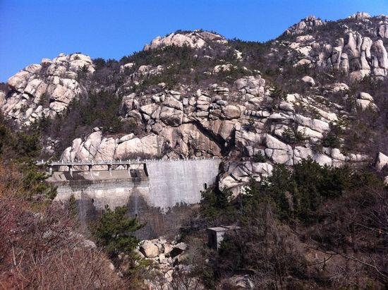 嶗山景區(qū)迎出游高峰 碧空如洗心曠神怡