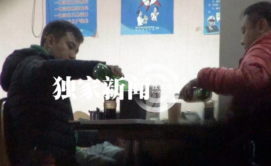 文章深夜外出吃飯喝酒 疑酒駕嚴重違規(guī)