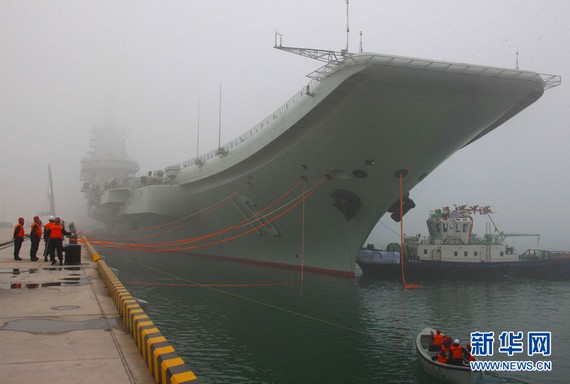 資料圖：中國(guó)首艘航空母艦遼寧艦首次靠泊青島某軍港。