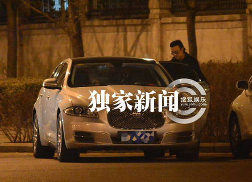 追星：汪峰攜美女豪車密會似車震 童謠似戀黃渤潮裝出街