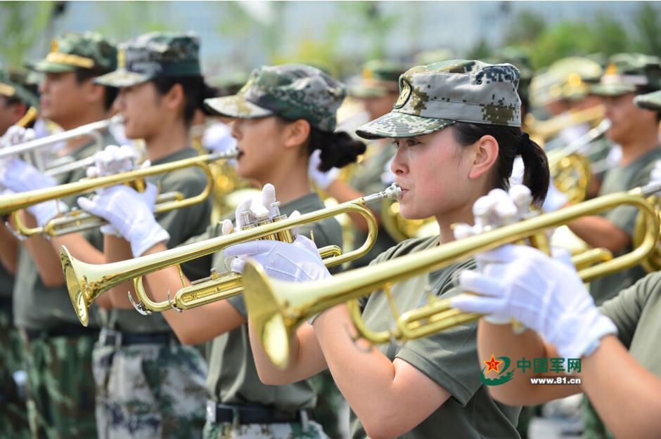 閱兵聯(lián)合軍樂(lè)團(tuán)與合唱團(tuán)合練 女隊(duì)員亮眼