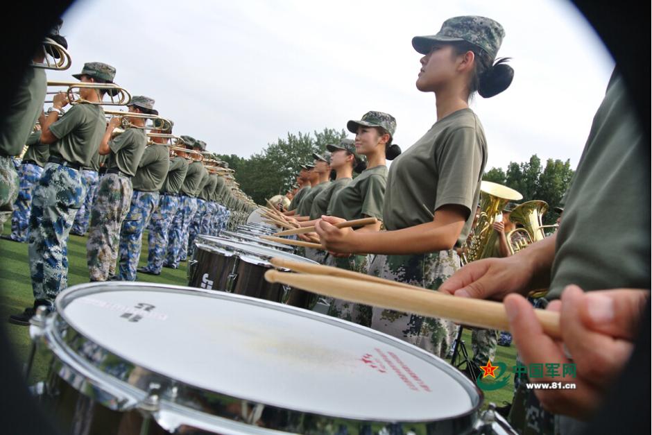 閱兵聯(lián)合軍樂團與合唱團合練 女隊員亮眼