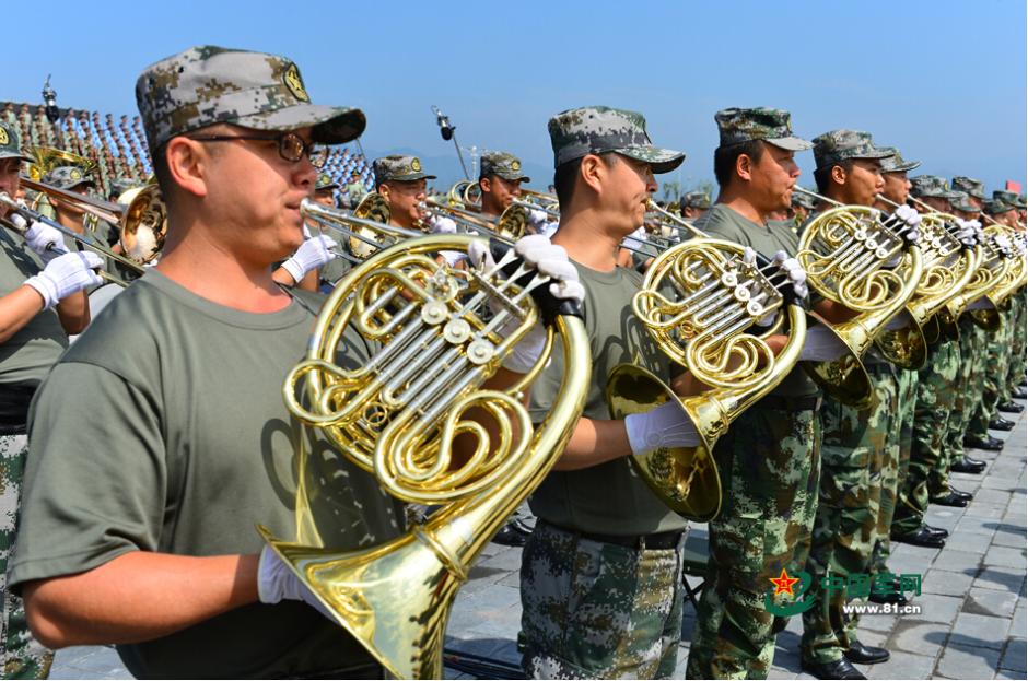 閱兵聯(lián)合軍樂團與合唱團合練 女隊員亮眼