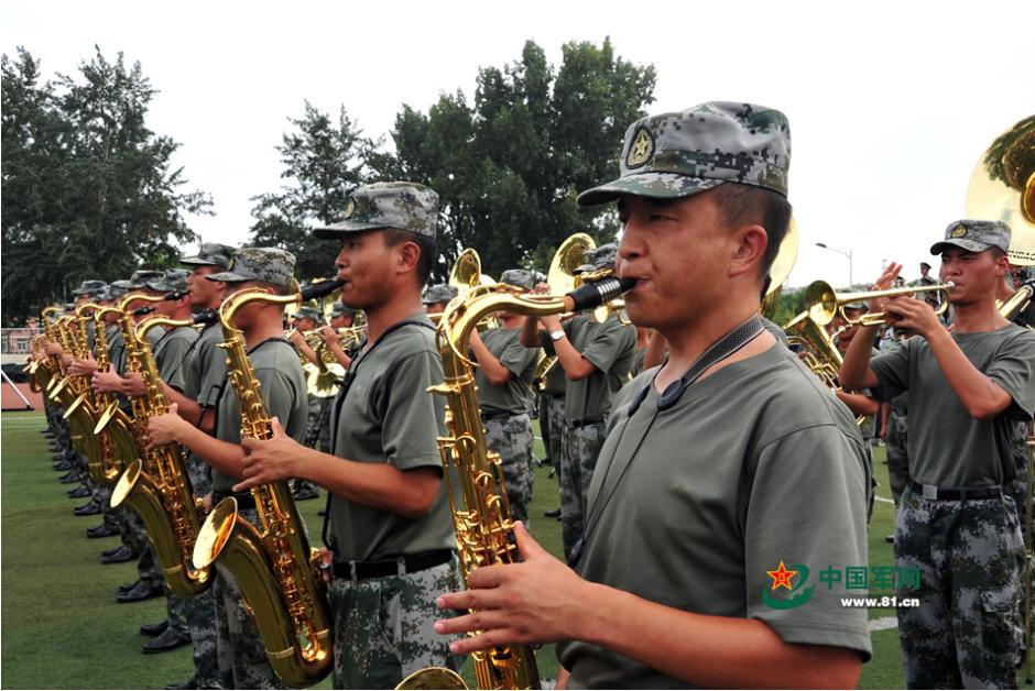 閱兵聯(lián)合軍樂團與合唱團合練 女隊員亮眼