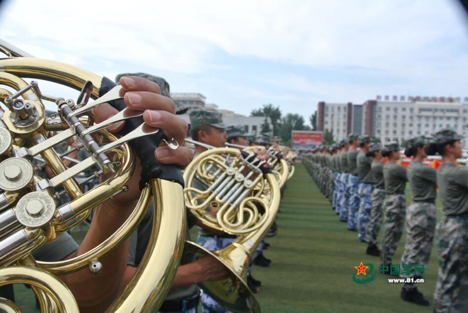 閱兵聯(lián)合軍樂團與合唱團合練 女隊員亮眼